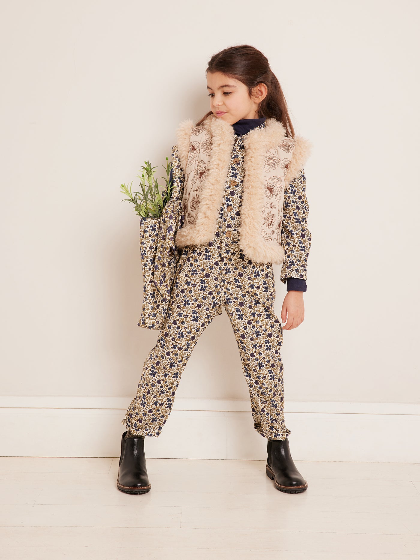 Invierno 2023 look con pelele liberty de niña