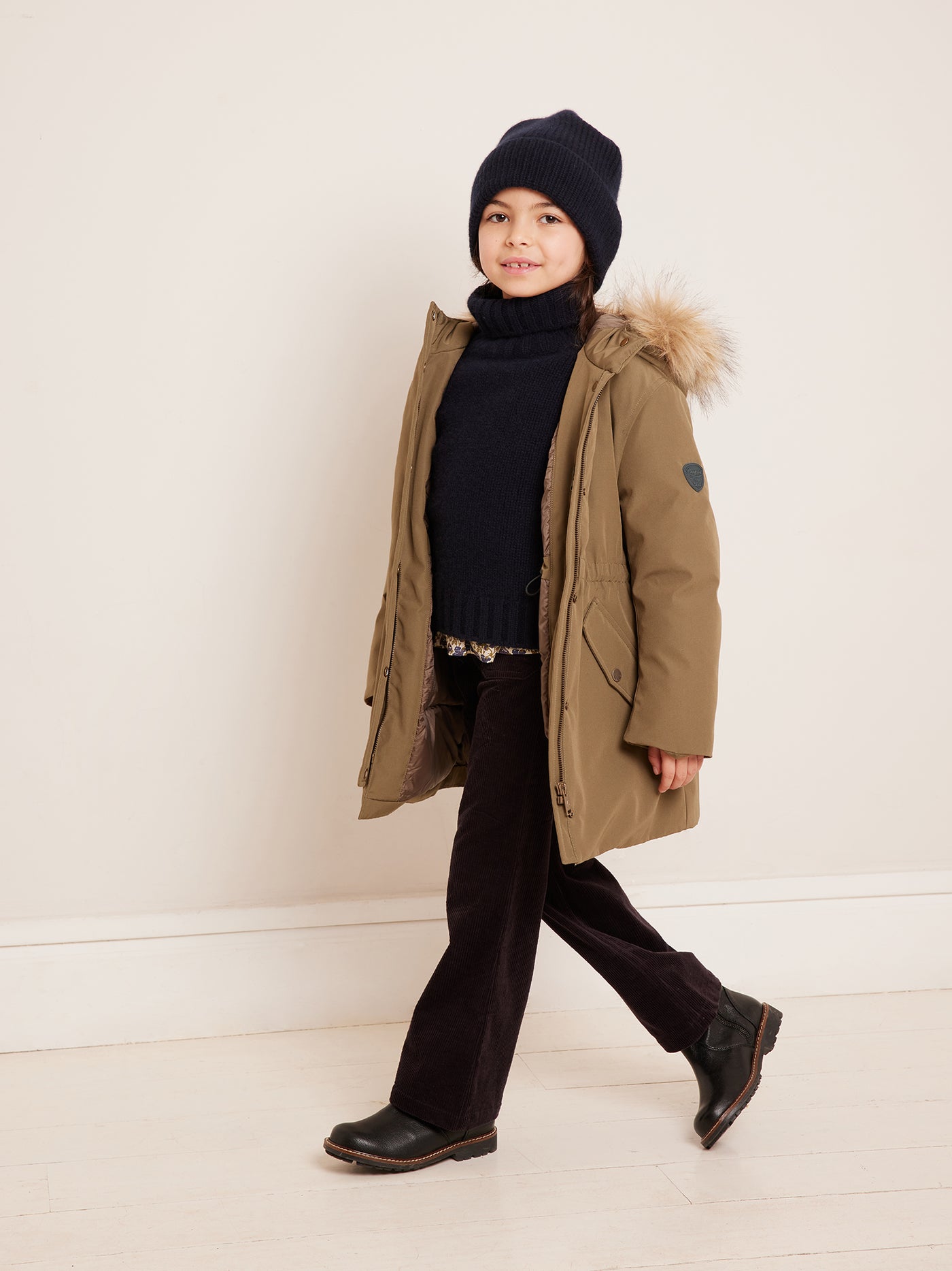 Invierno 2023 look con parka de niña