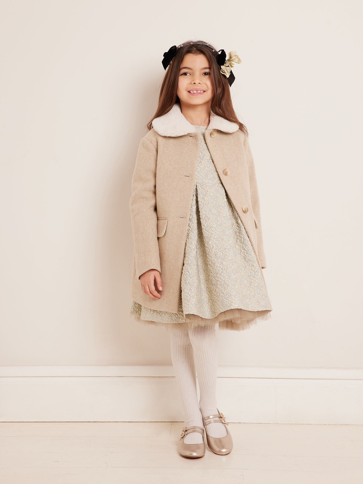 Invierno 2023 look con vestido de ceremonia de niña