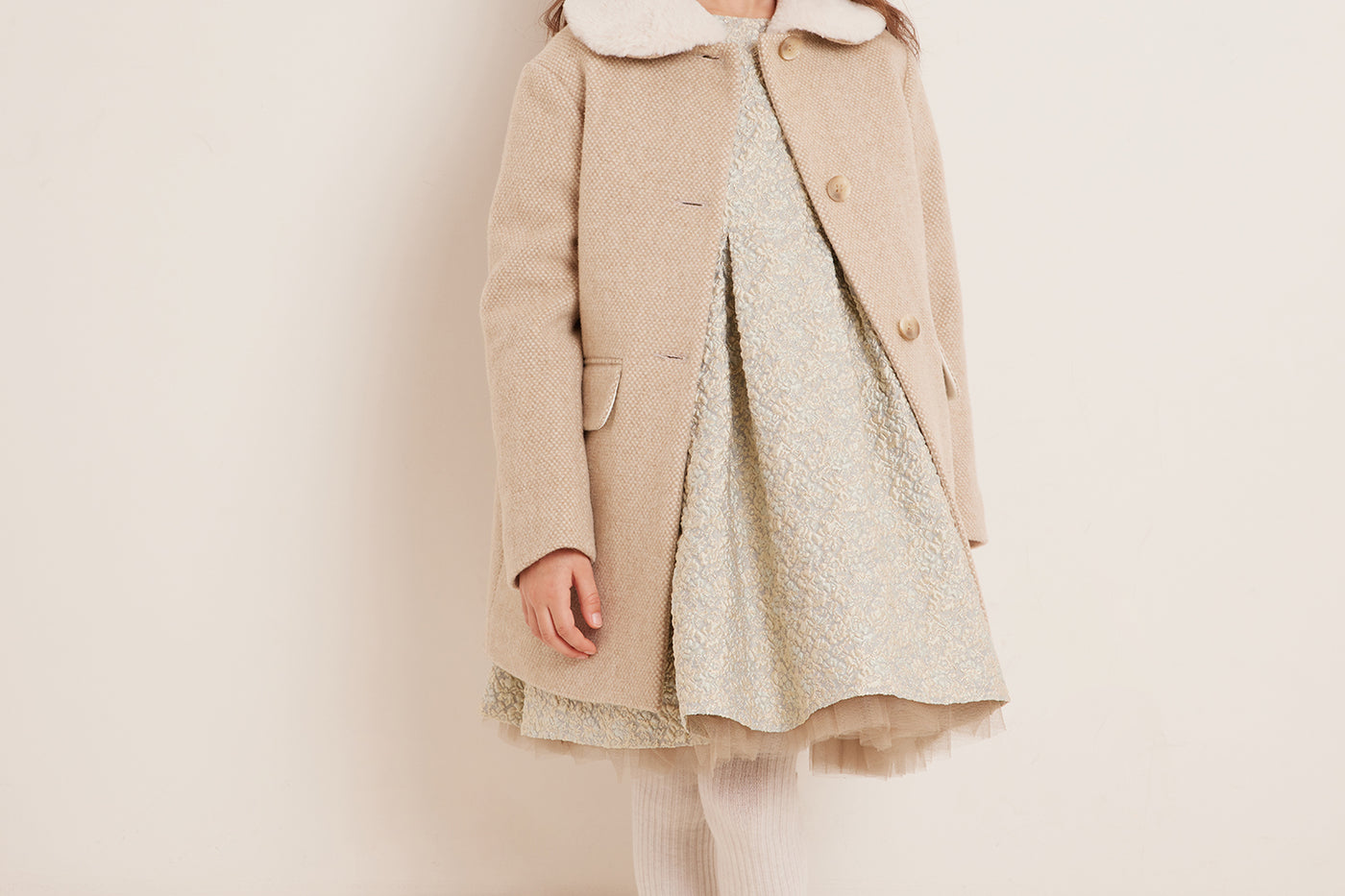 Invierno 2023 look con vestido de ceremonia de niña