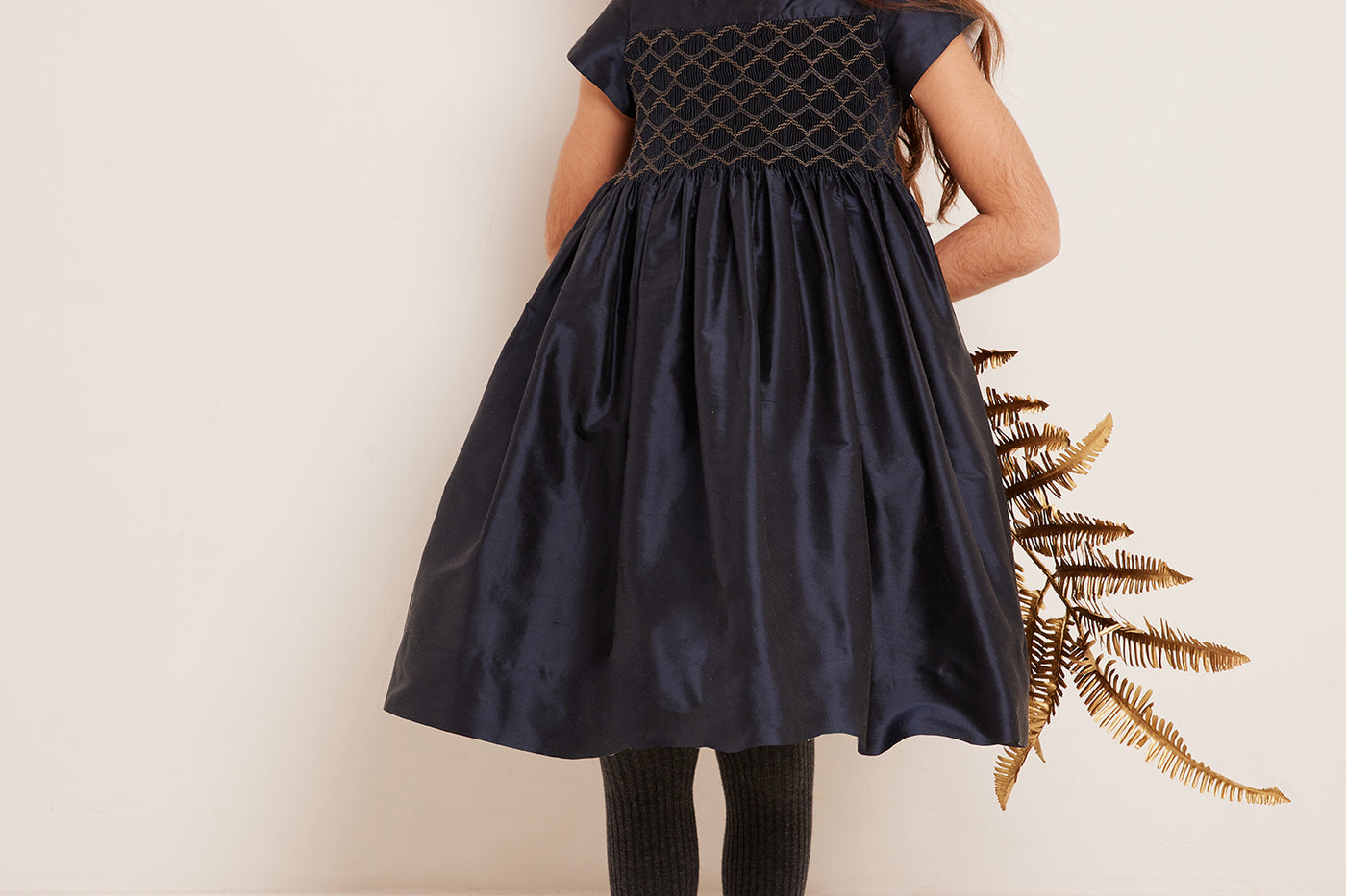 Invierno 2023 look con vestido de ceremonia de niña