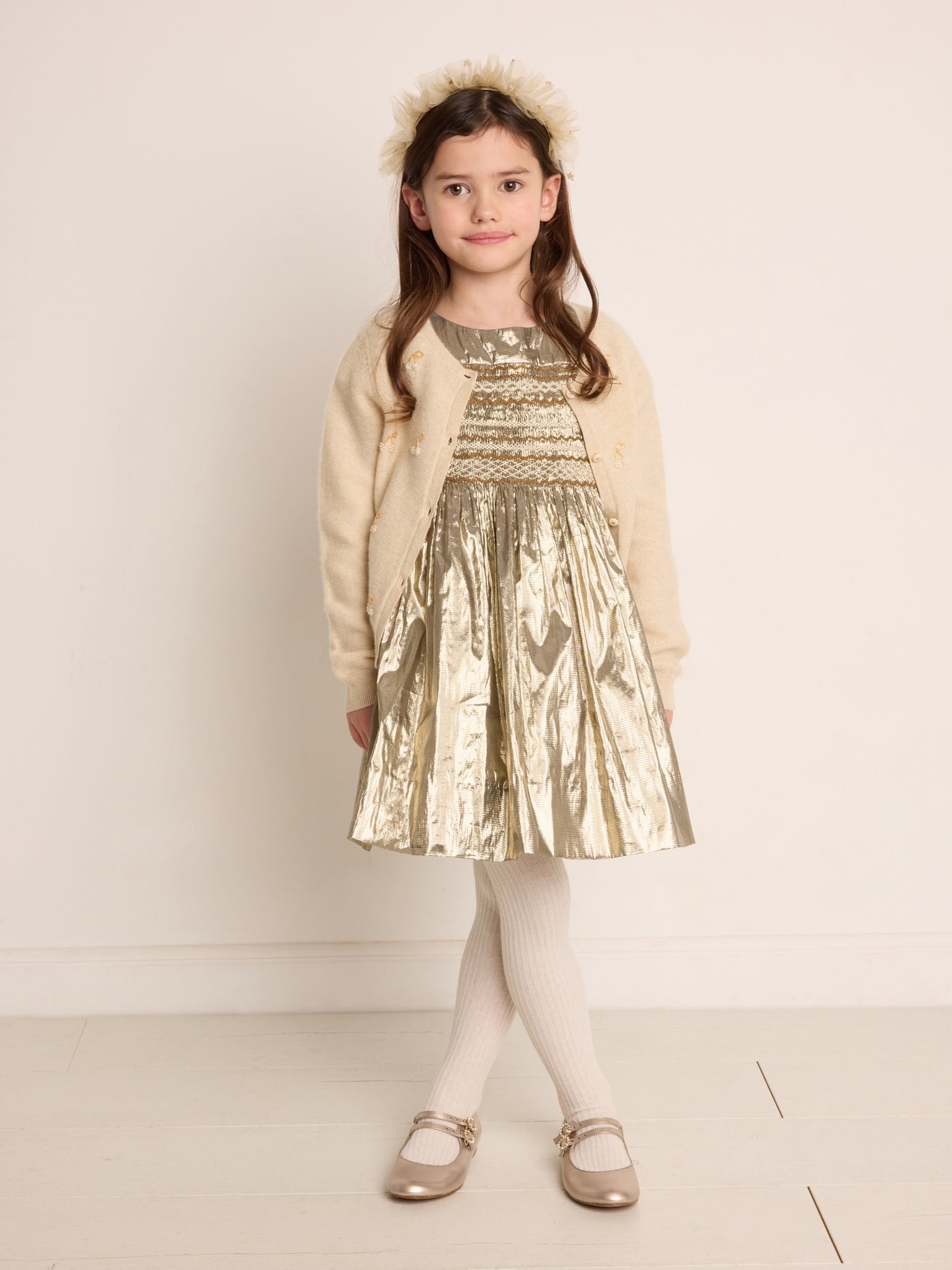 Invierno 2023 look con vestido de ceremonia de niña