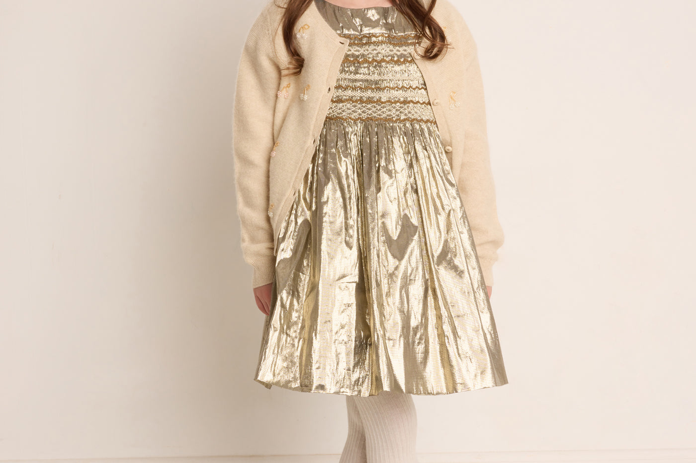 Invierno 2023 look con vestido de ceremonia de niña