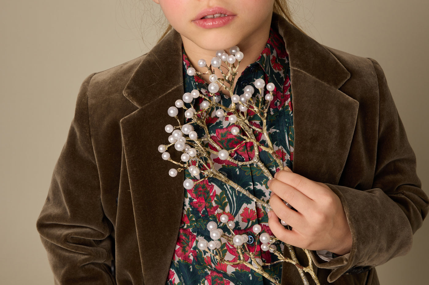 Invierno 2023 look con chaqueta de terciopelo de niña