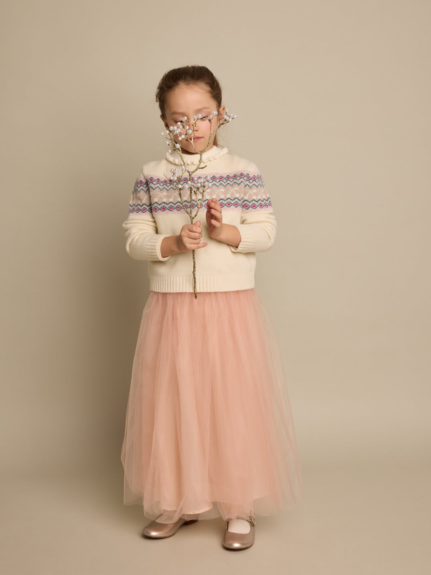 Invierno 2023 look con falda larga de tul de niña