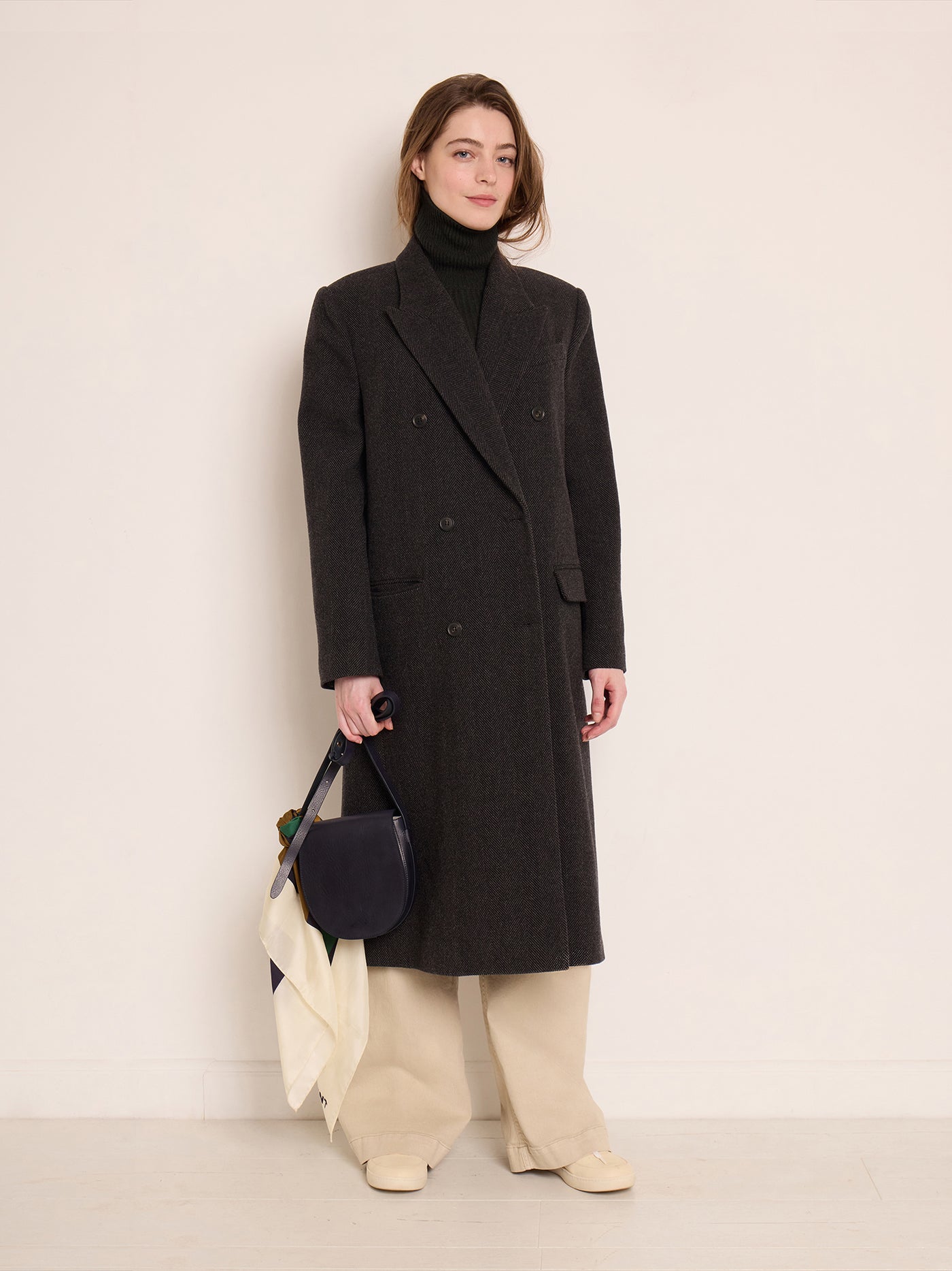Invierno 2023 look con abrigo largo de mujer