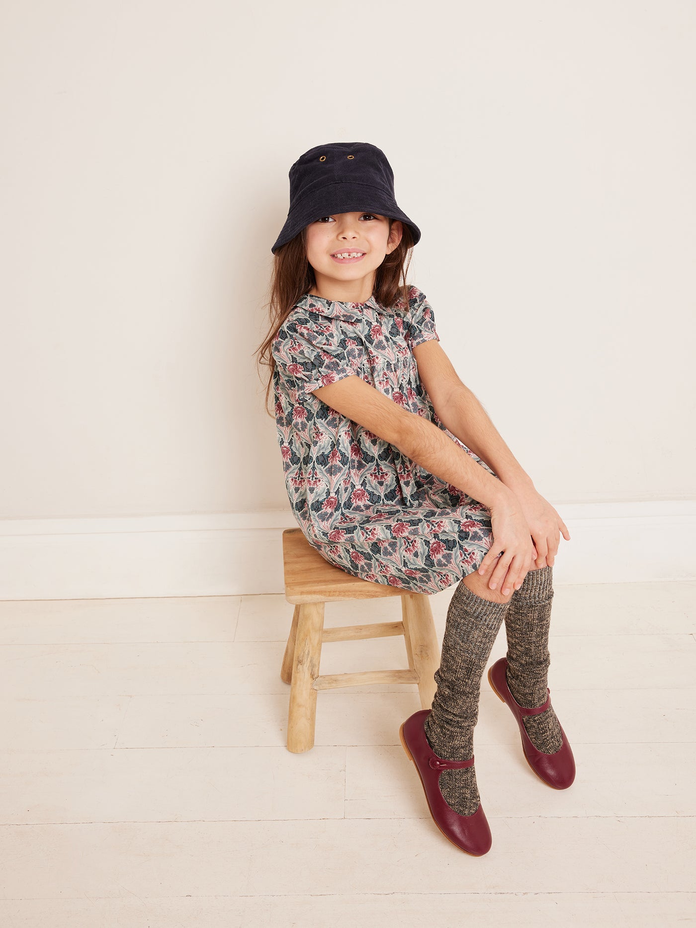 Invierno 2023 look con vestido estampado de niña