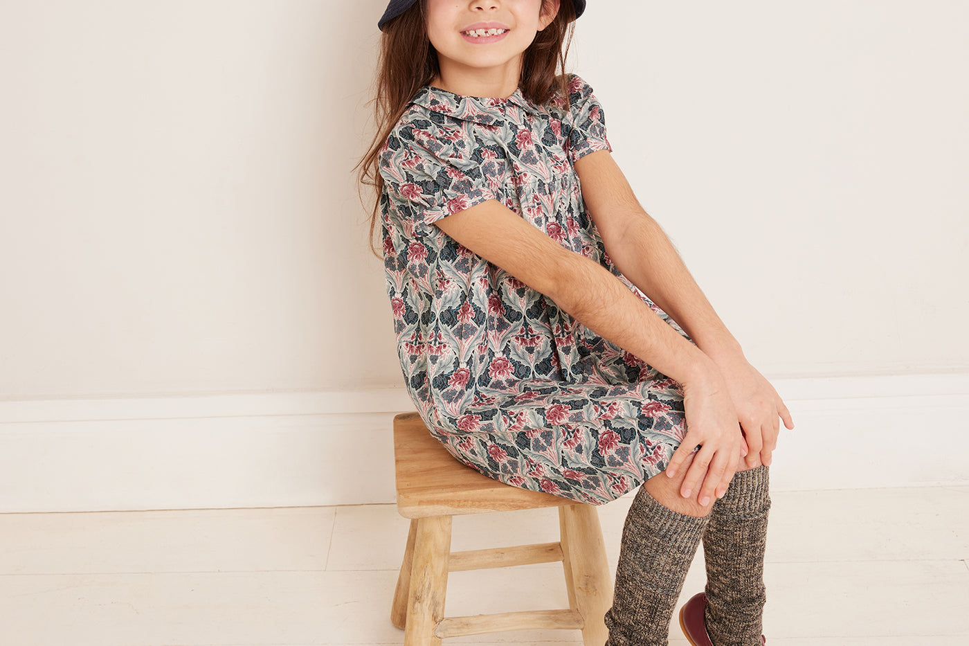Invierno 2023 look con vestido estampado de niña