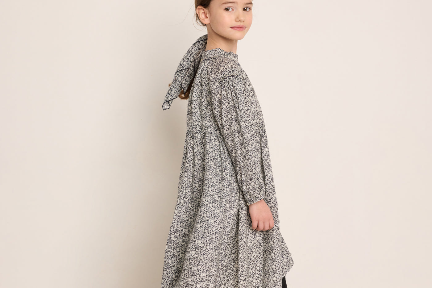 Invierno 2023 look con vestido manga larga de niña