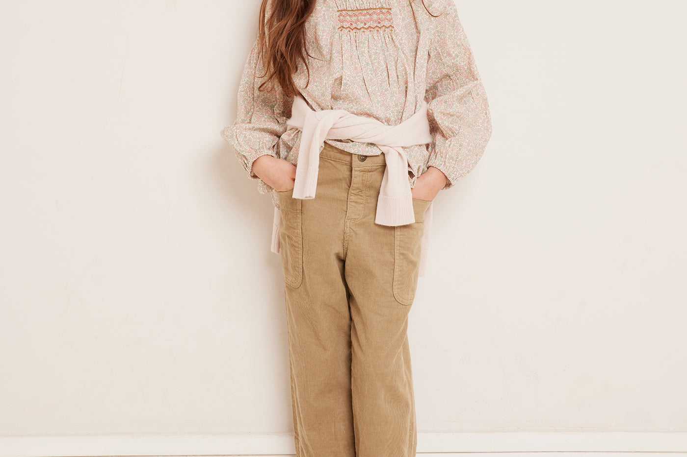 Invierno 2023 look con blusa con punto smock de niña