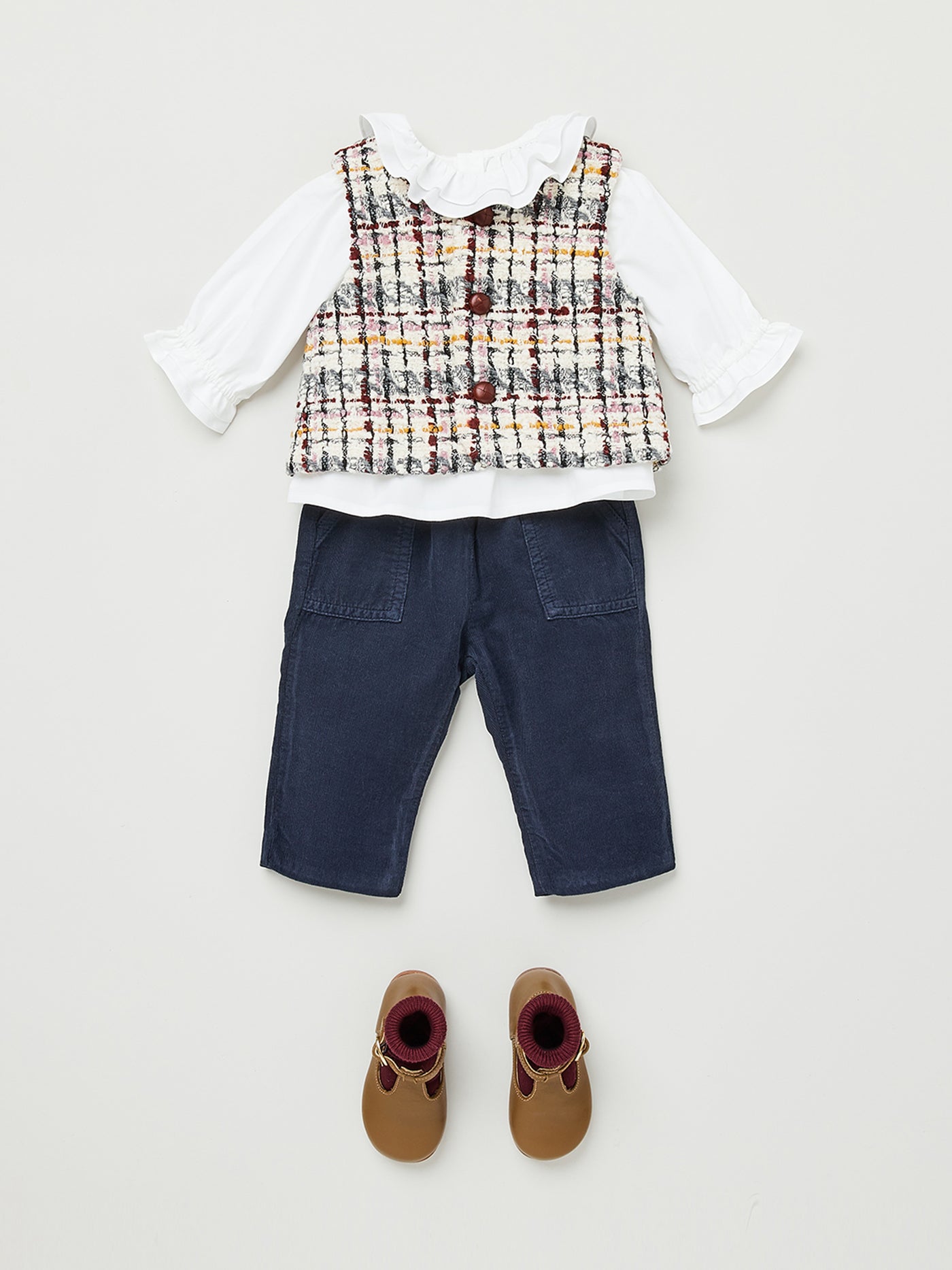 Invierno 2023 look con chaleco de tweed de bebé niña