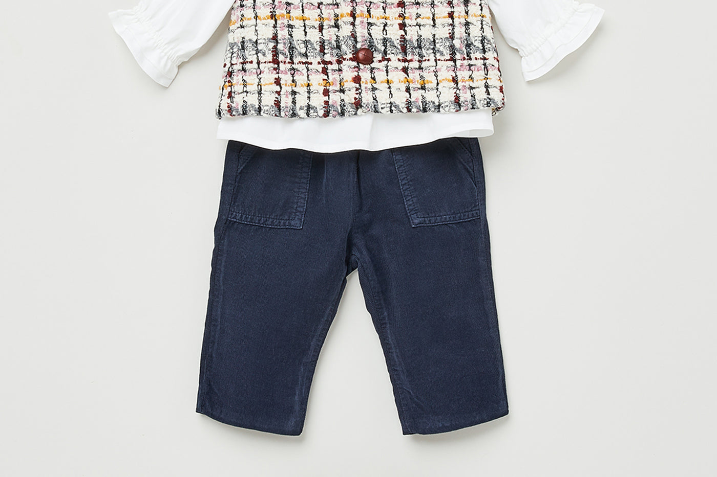 Invierno 2023 look con chaleco de tweed de bebé niña