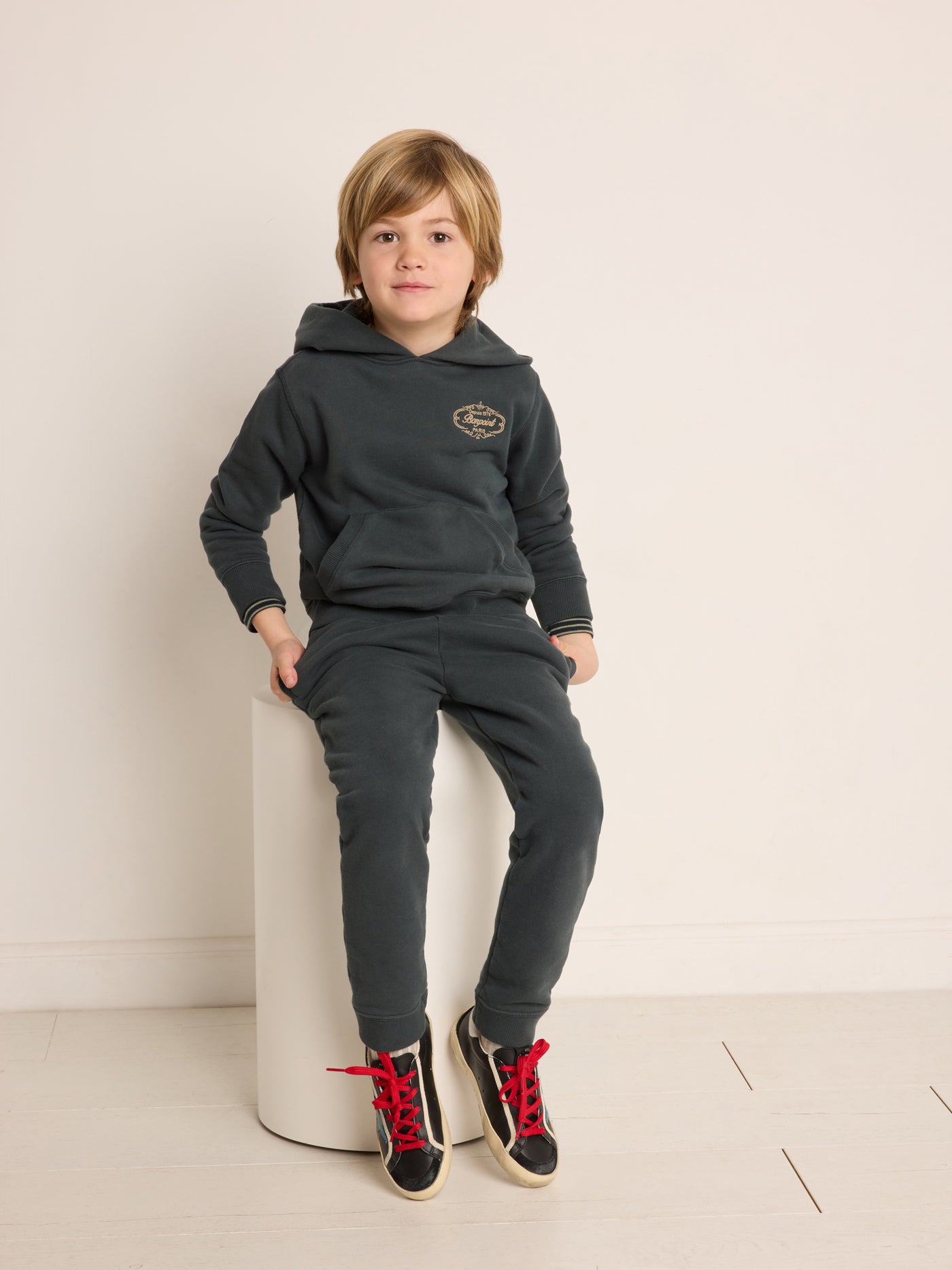 Invierno 2023 look con pantalón de chándal de niño
