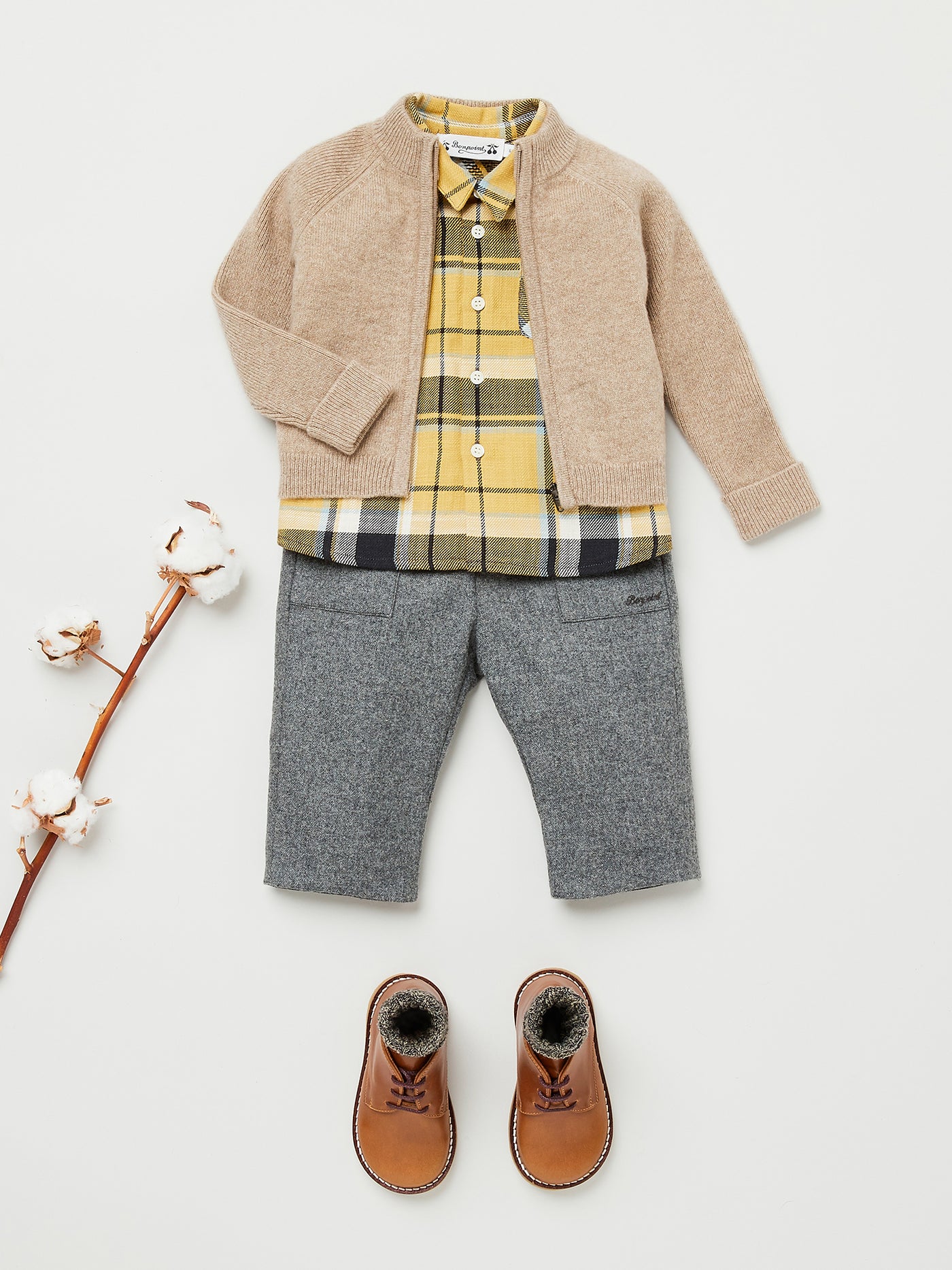 Invierno 2023 look con camisa de cuadros de bebé niño