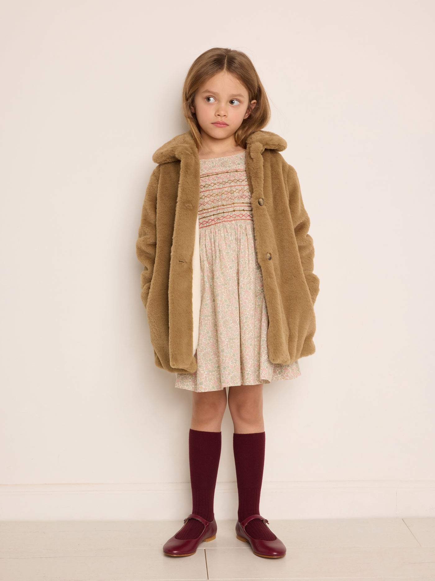 Invierno 2023 look con vestido liberty de niña