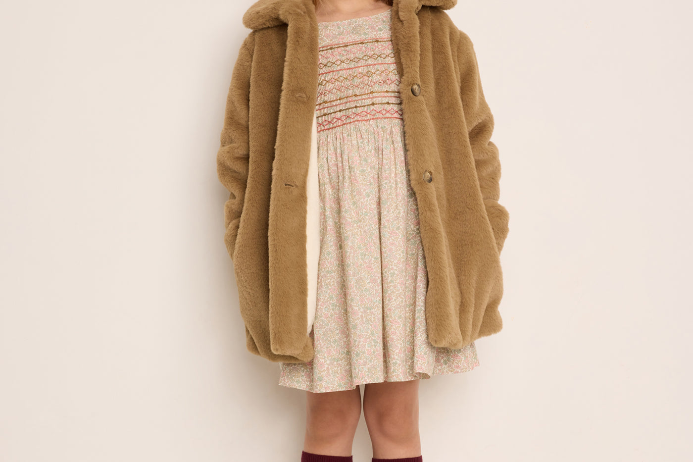 Invierno 2023 look con vestido liberty de niña