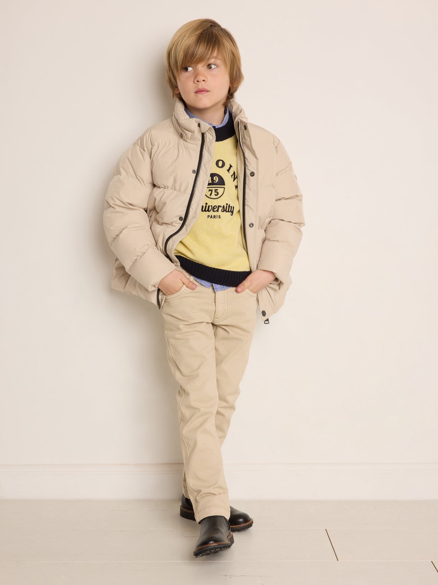 Invierno 2023 look con chaqueta de niño