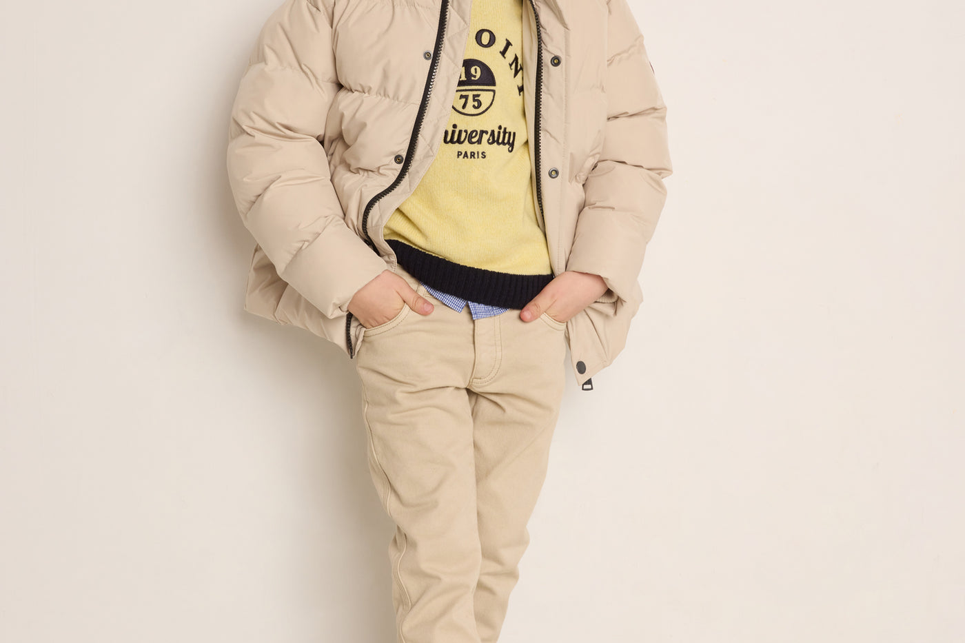 Invierno 2023 look con chaqueta de niño