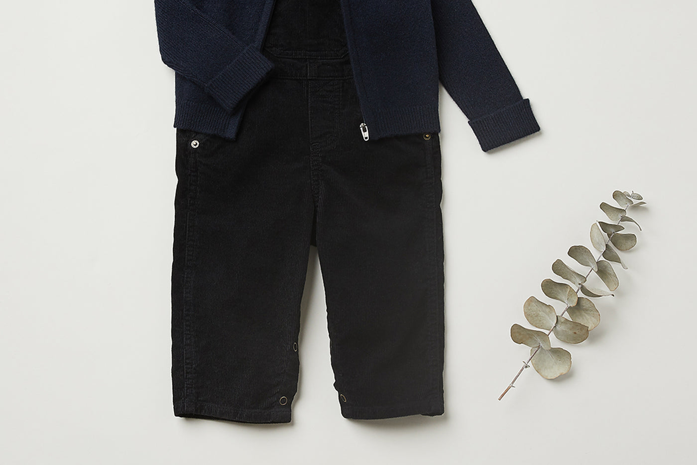 Invierno 2023 look con peto de bebé niño