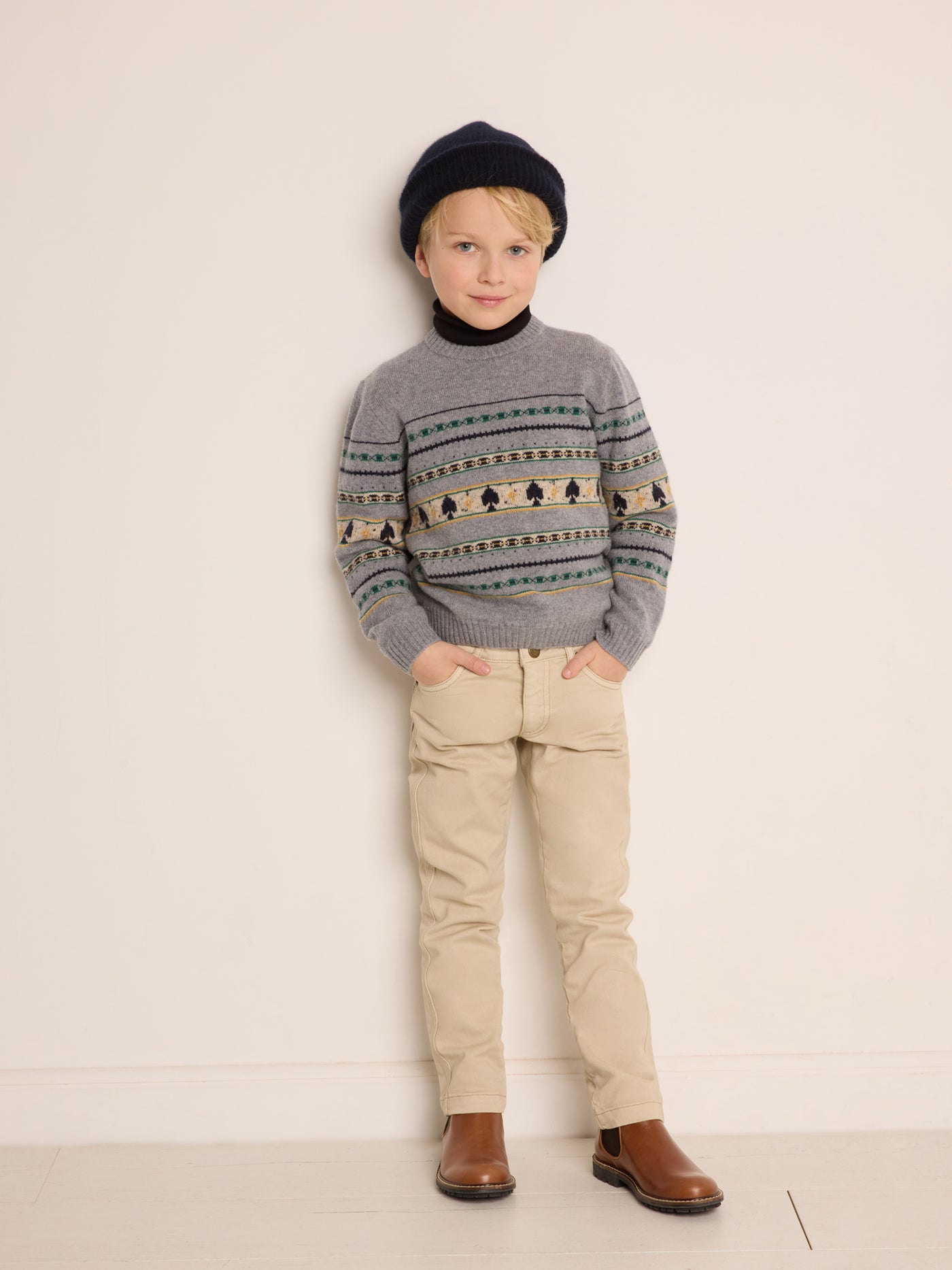 Invierno 2023 look con pantalón blanco de niño