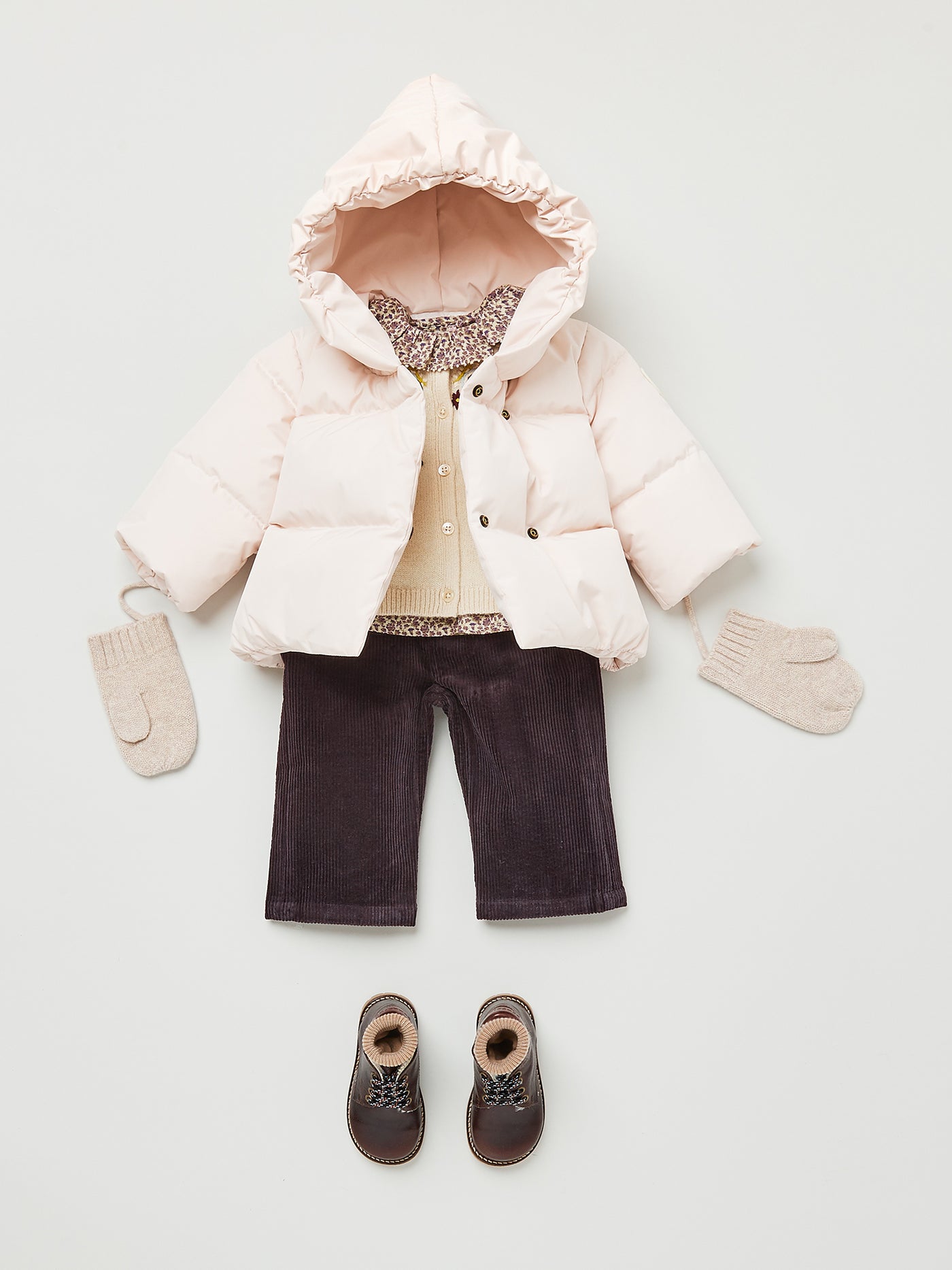 Invierno 2023 look con chaleco rosa de bebé niña