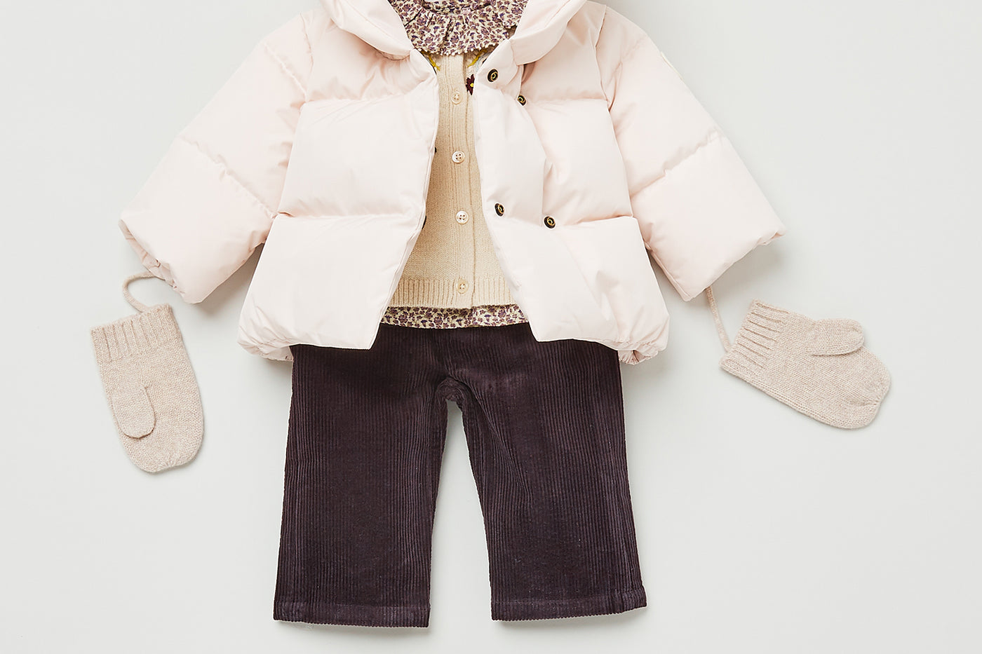 Invierno 2023 look con chaleco rosa de bebé niña