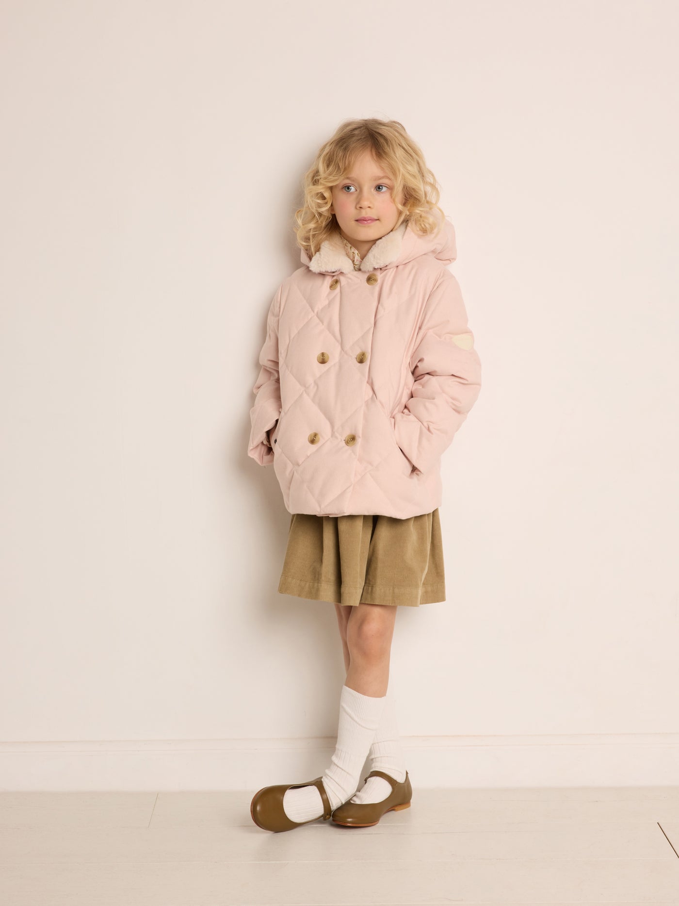 Invierno 2023 look con chaqueta rosa de niña
