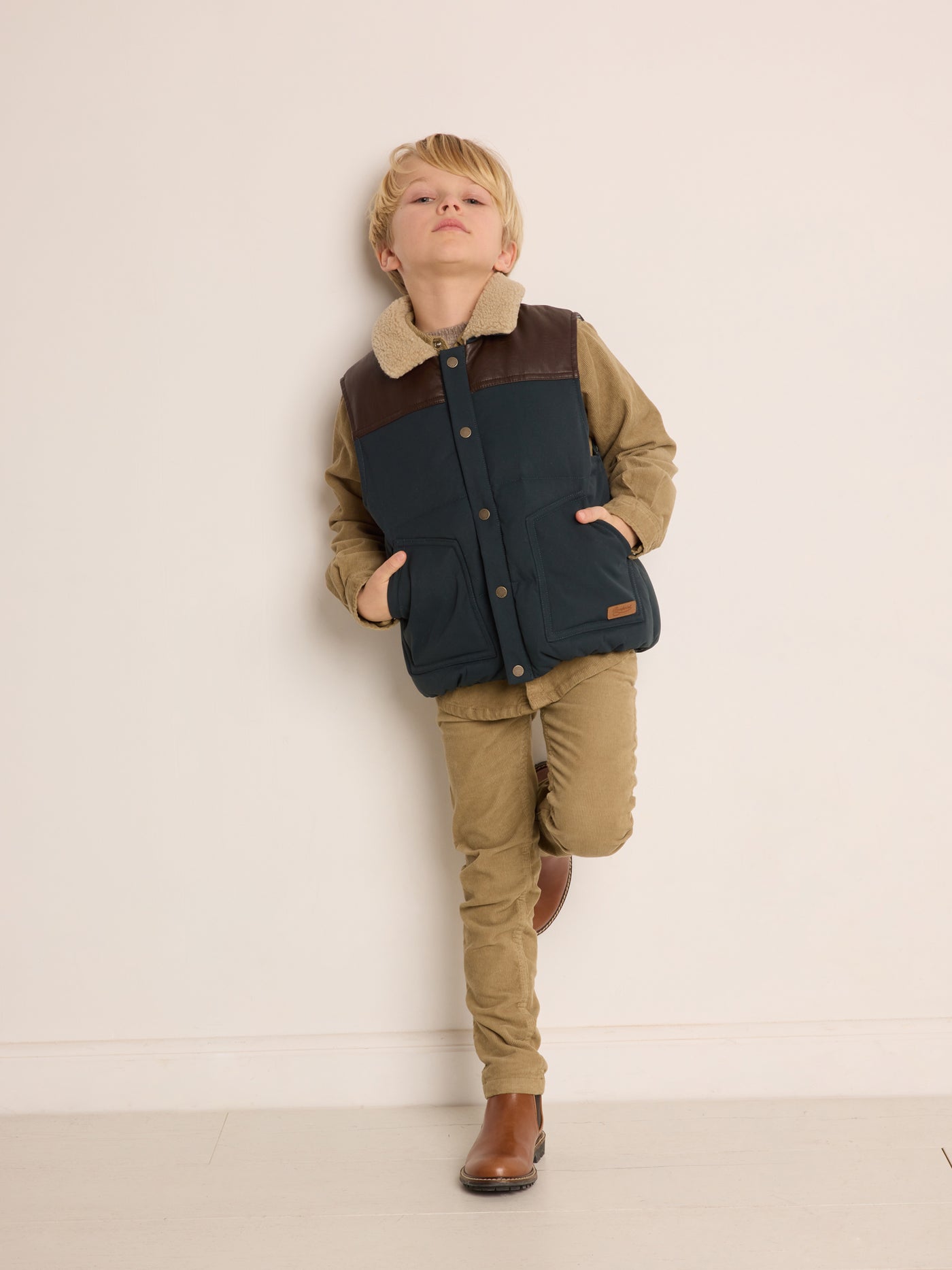 Invierno 2023 look con chaleco de niño