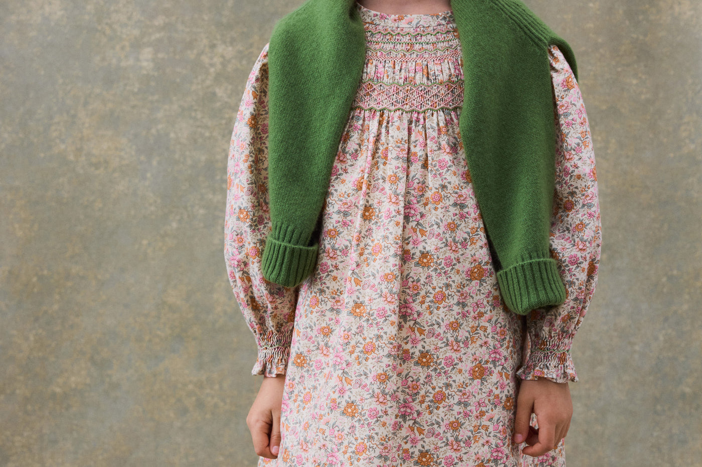 Invierno 2024 look con vestido floral con punto smock de niña