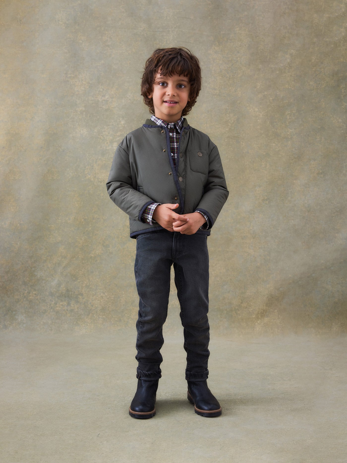 Invierno 2024 look con chaqueta gris de niño