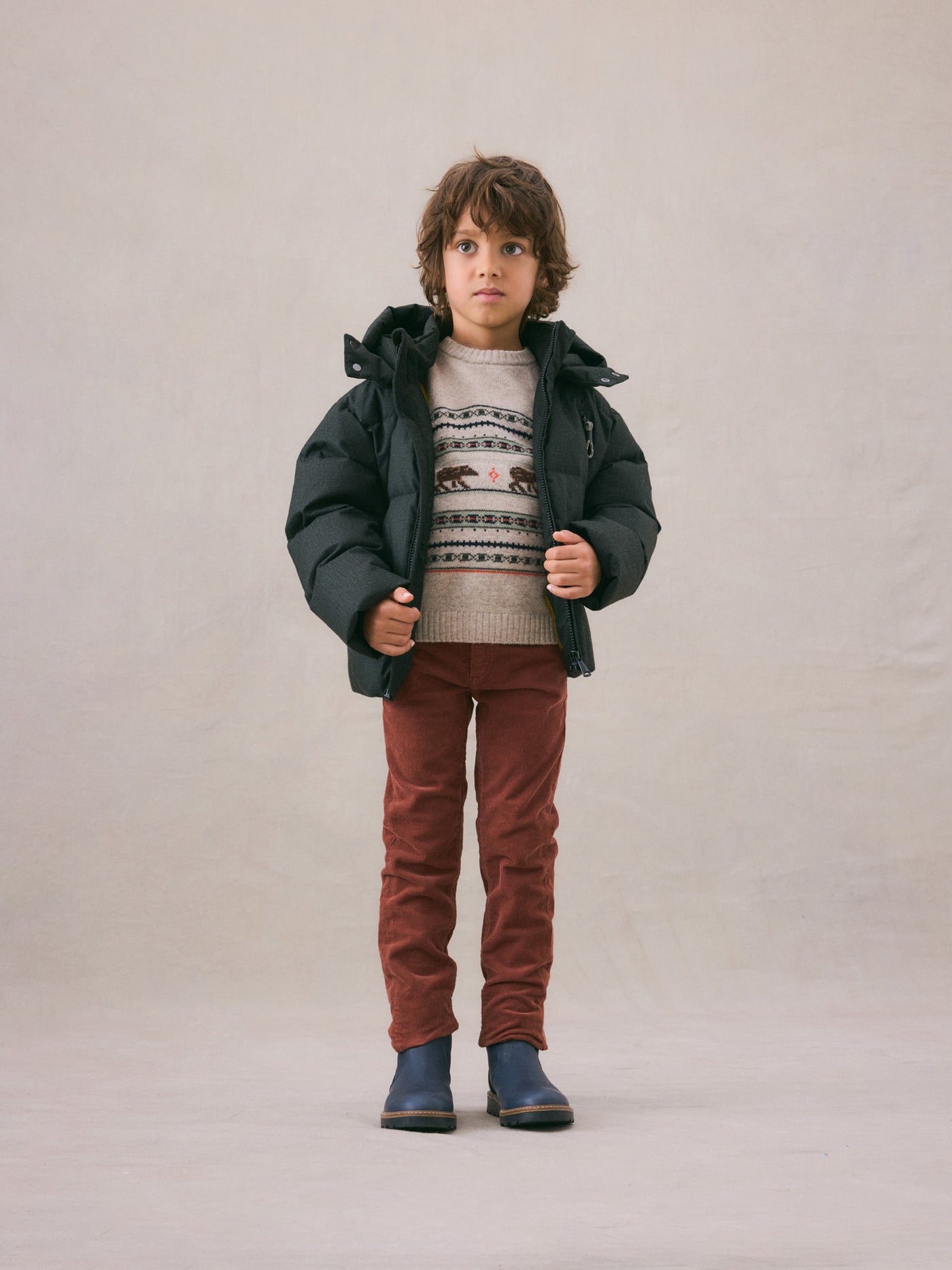 Invierno 2024 look con jersey estampado de niño