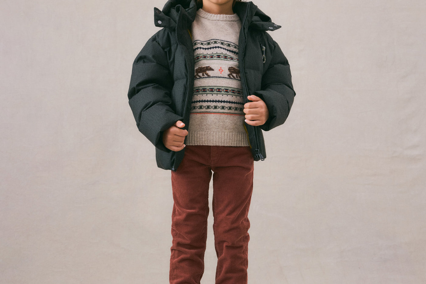 Invierno 2024 look con jersey estampado de niño