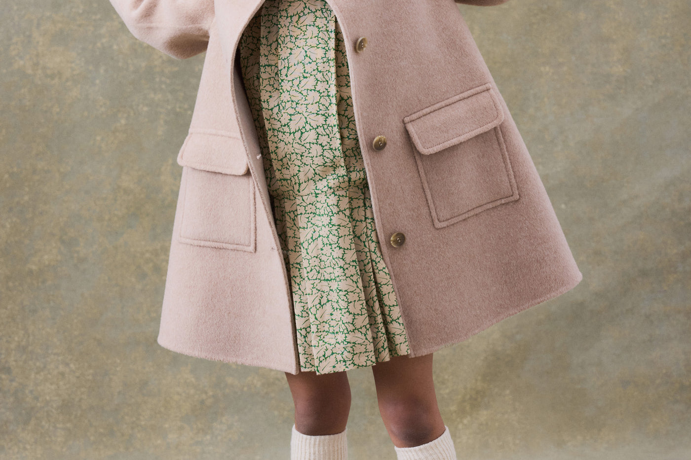 Invierno 2024 look con abrigo de lana y cachemir de niña
