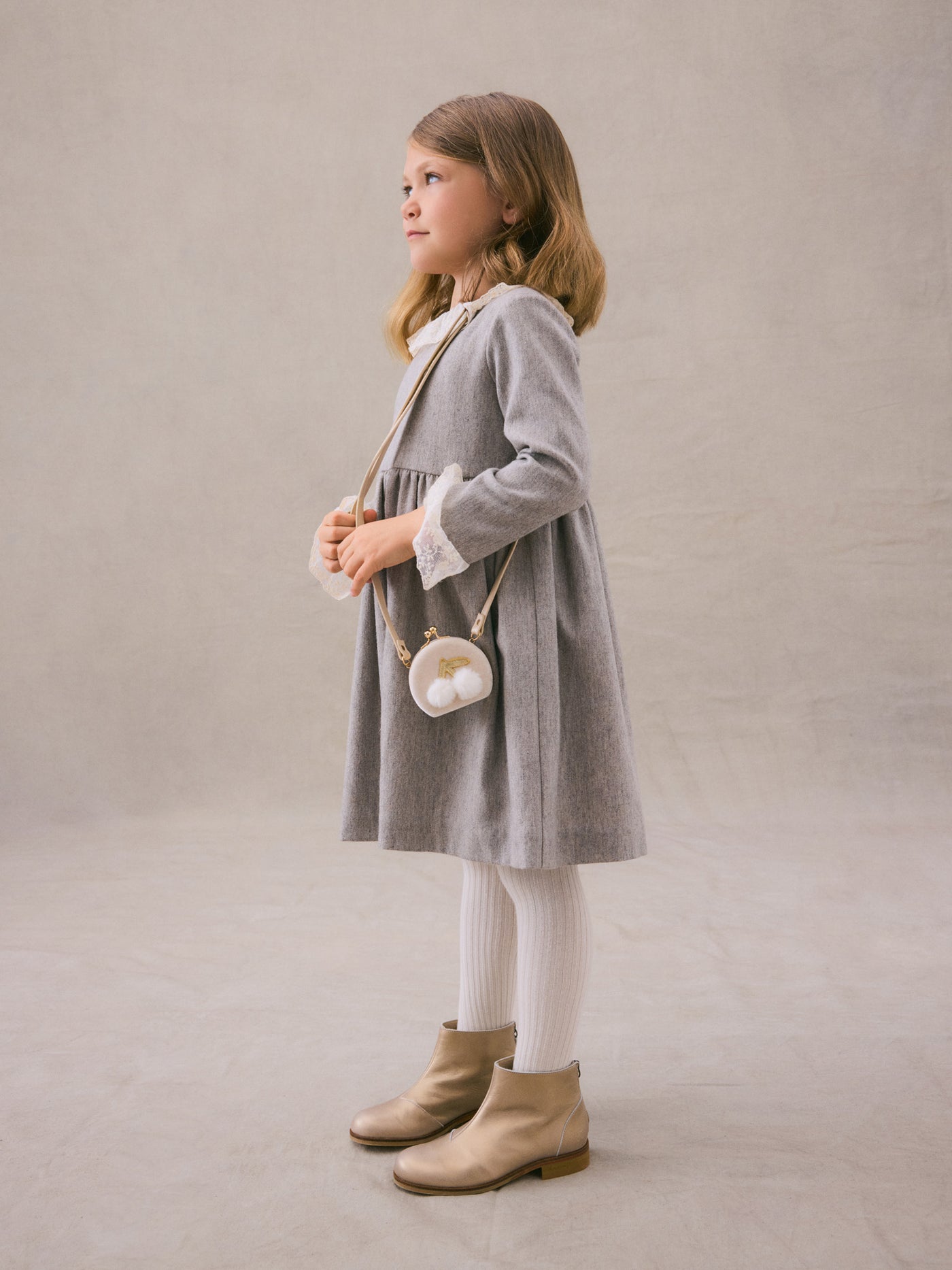 Invierno 2024 look con vestido con cuello de encaje de niña