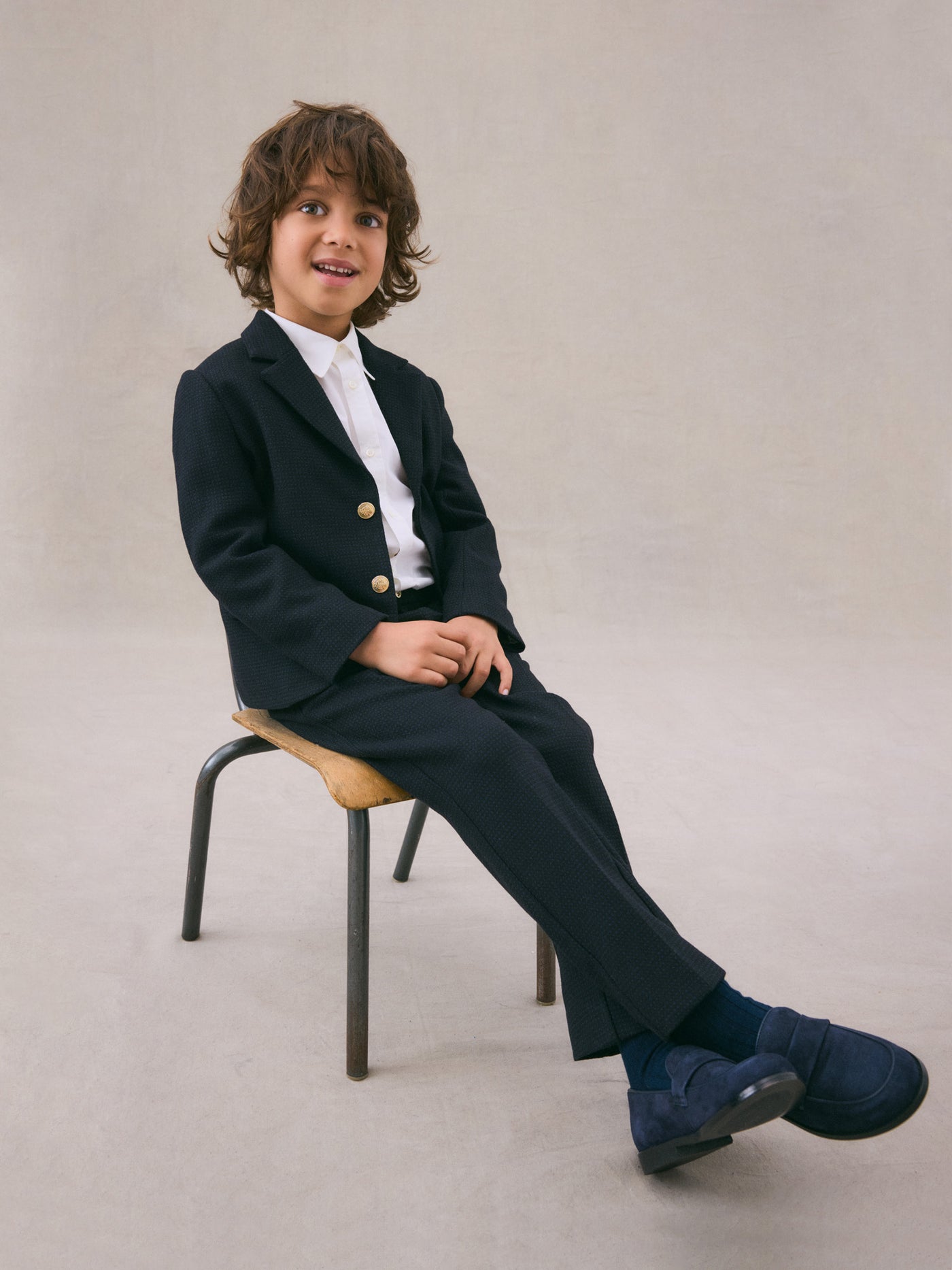 Invierno 2024 look con blazer de ceremonia de niño