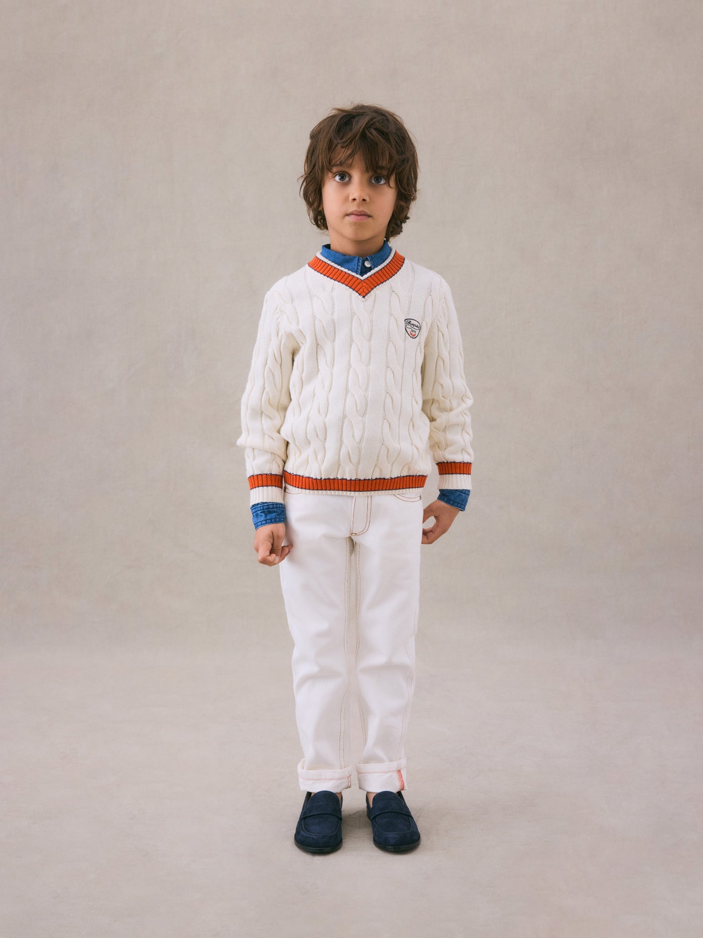 Invierno 2024 look con jersey de lana de punto trenzado de niño