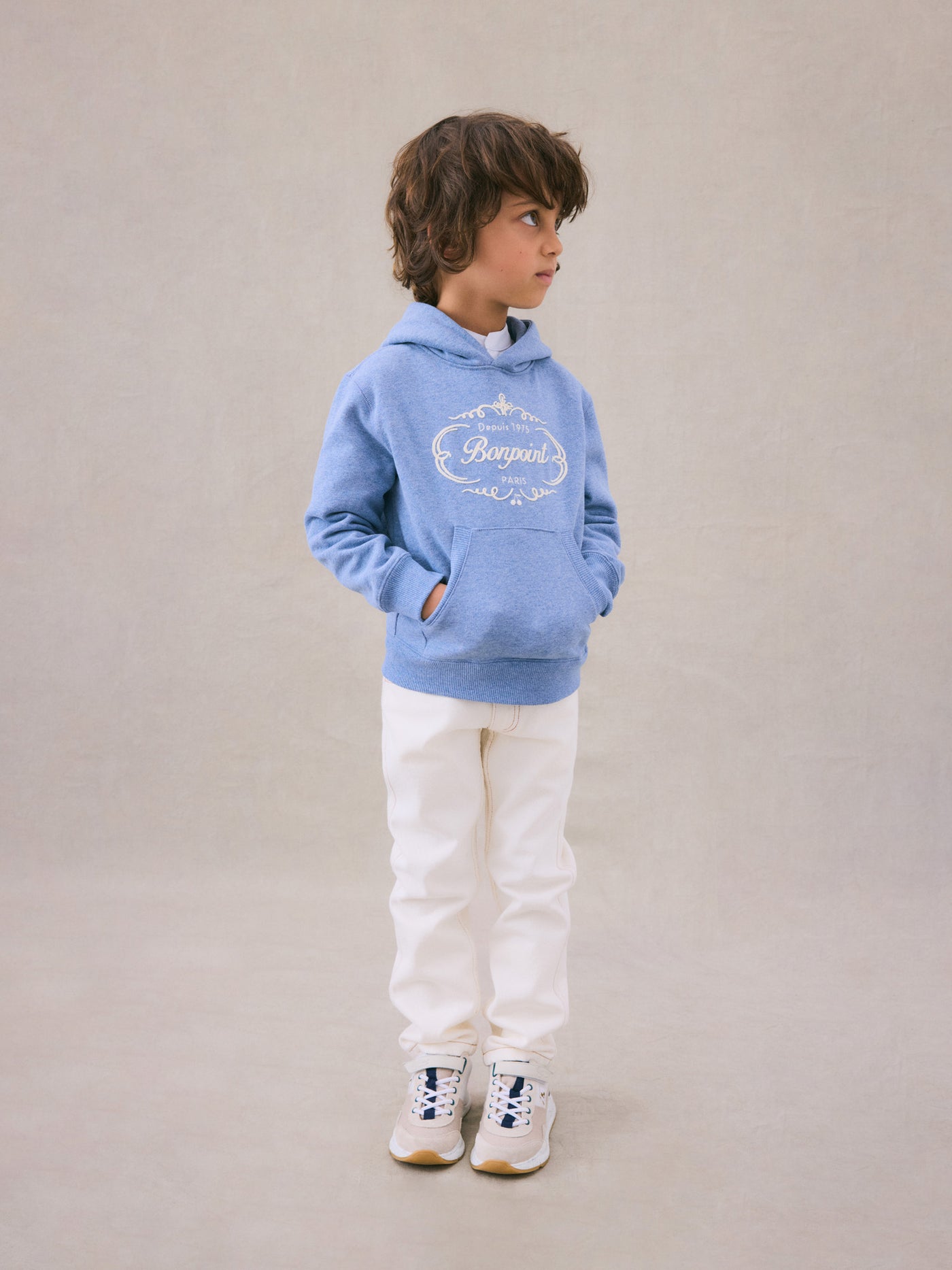 Invierno 2024 look con sudadera con capucha azul de niño