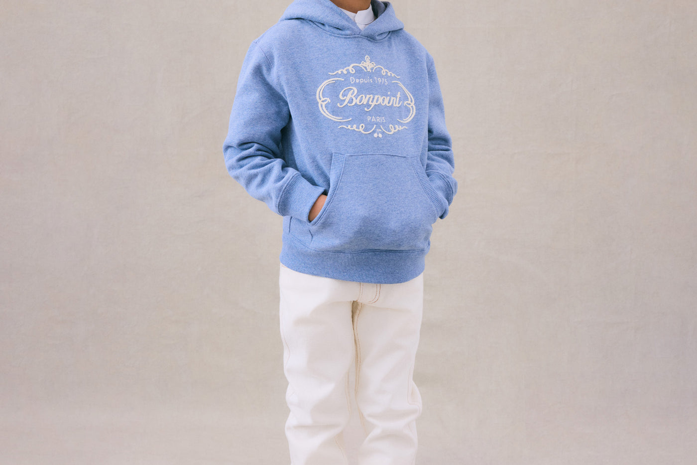 Invierno 2024 look con sudadera con capucha azul de niño