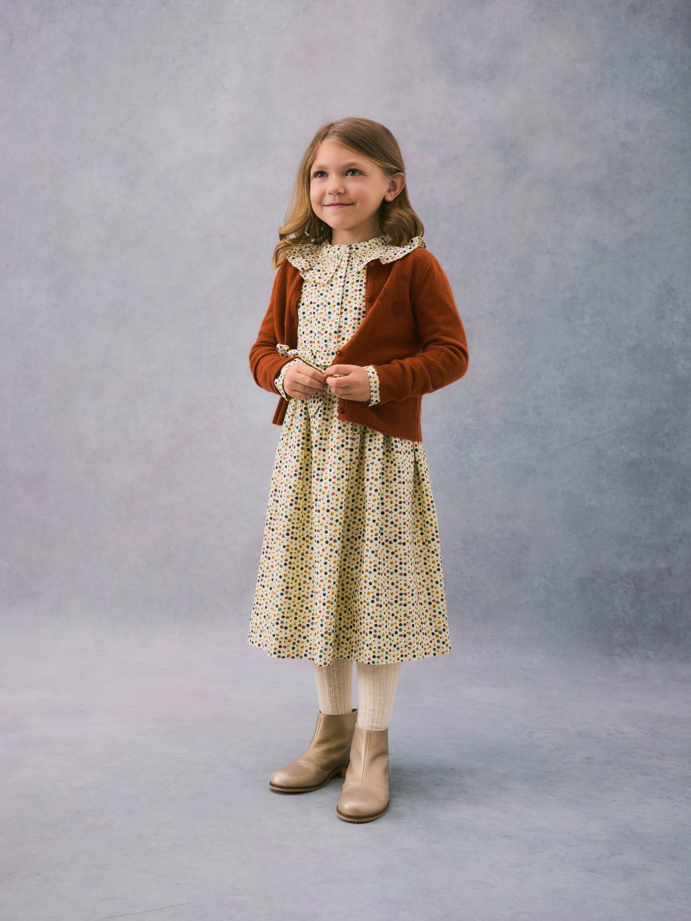 Invierno 2024 look con vestido floral verde de niña