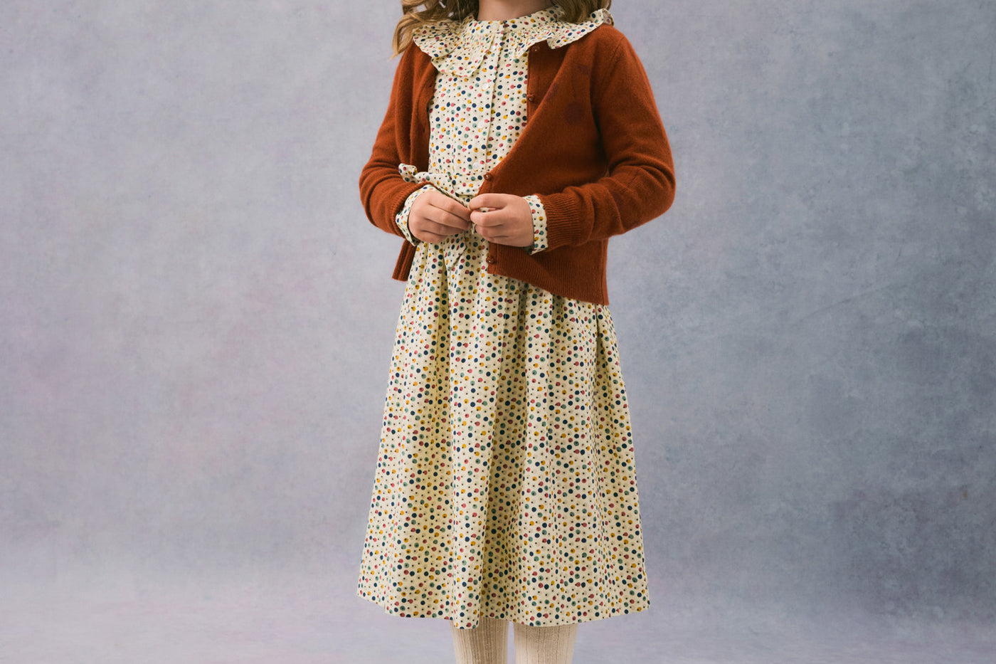 Invierno 2024 look con vestido floral verde de niña