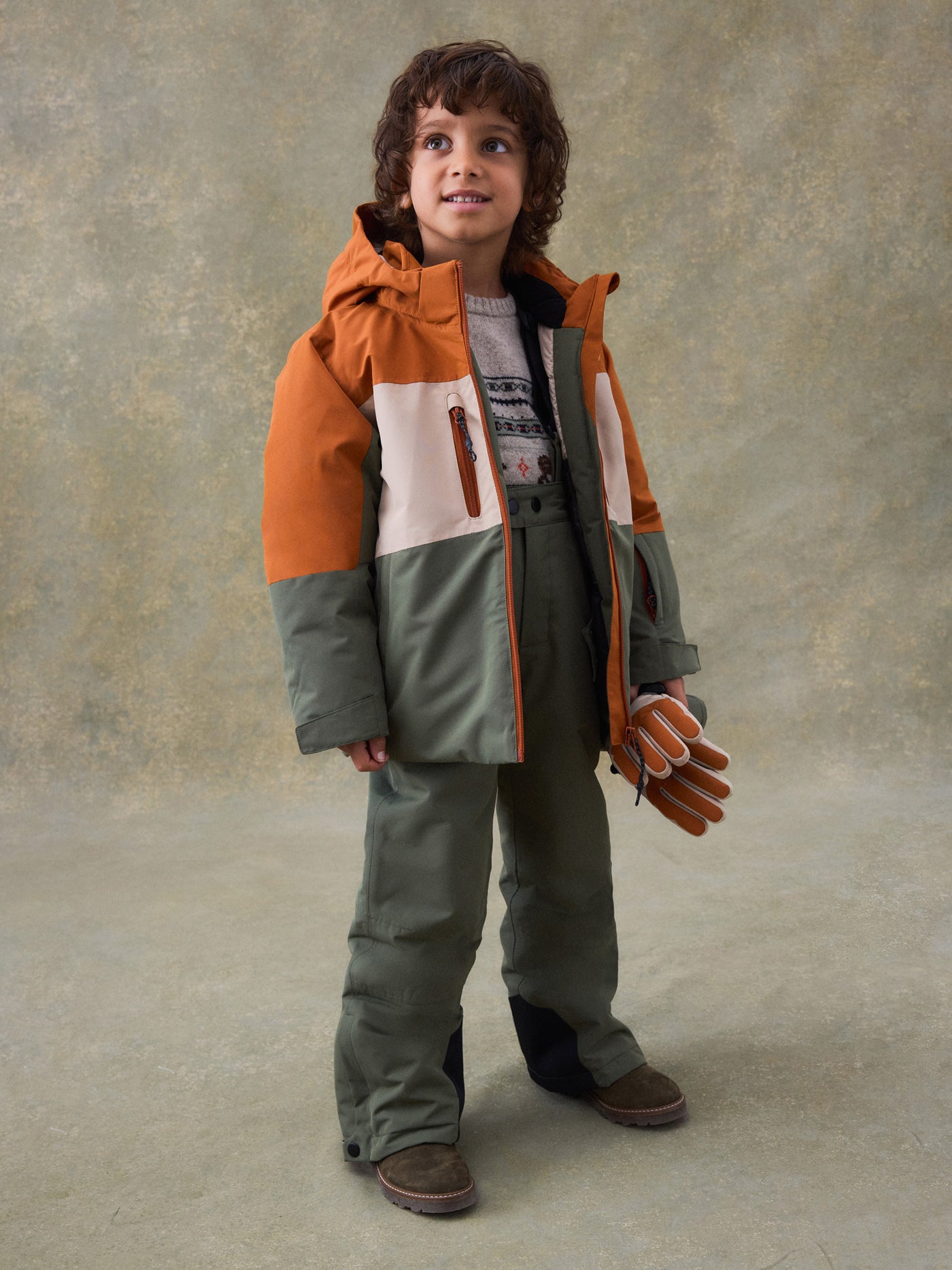 Invierno 2024 look con chaqueta de plumón de esquí de niño