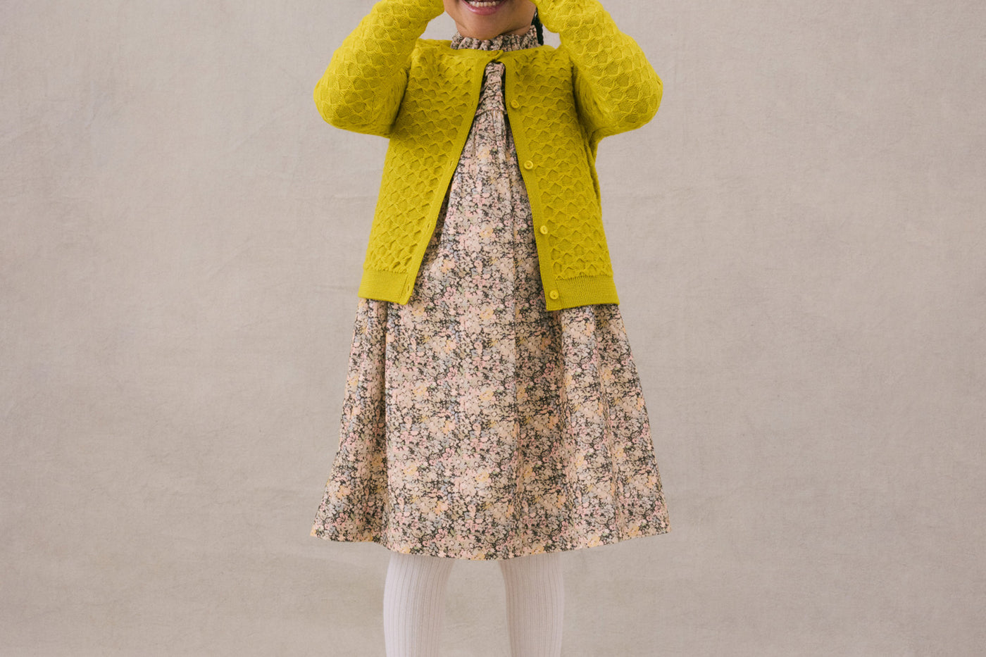 Invierno 2024 look con vestido con estampado floral de niña