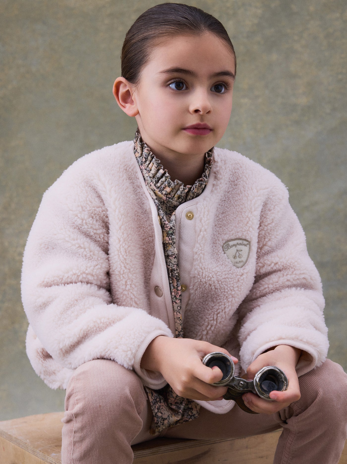 Invierno 2024 look con chaqueta bordada de niña