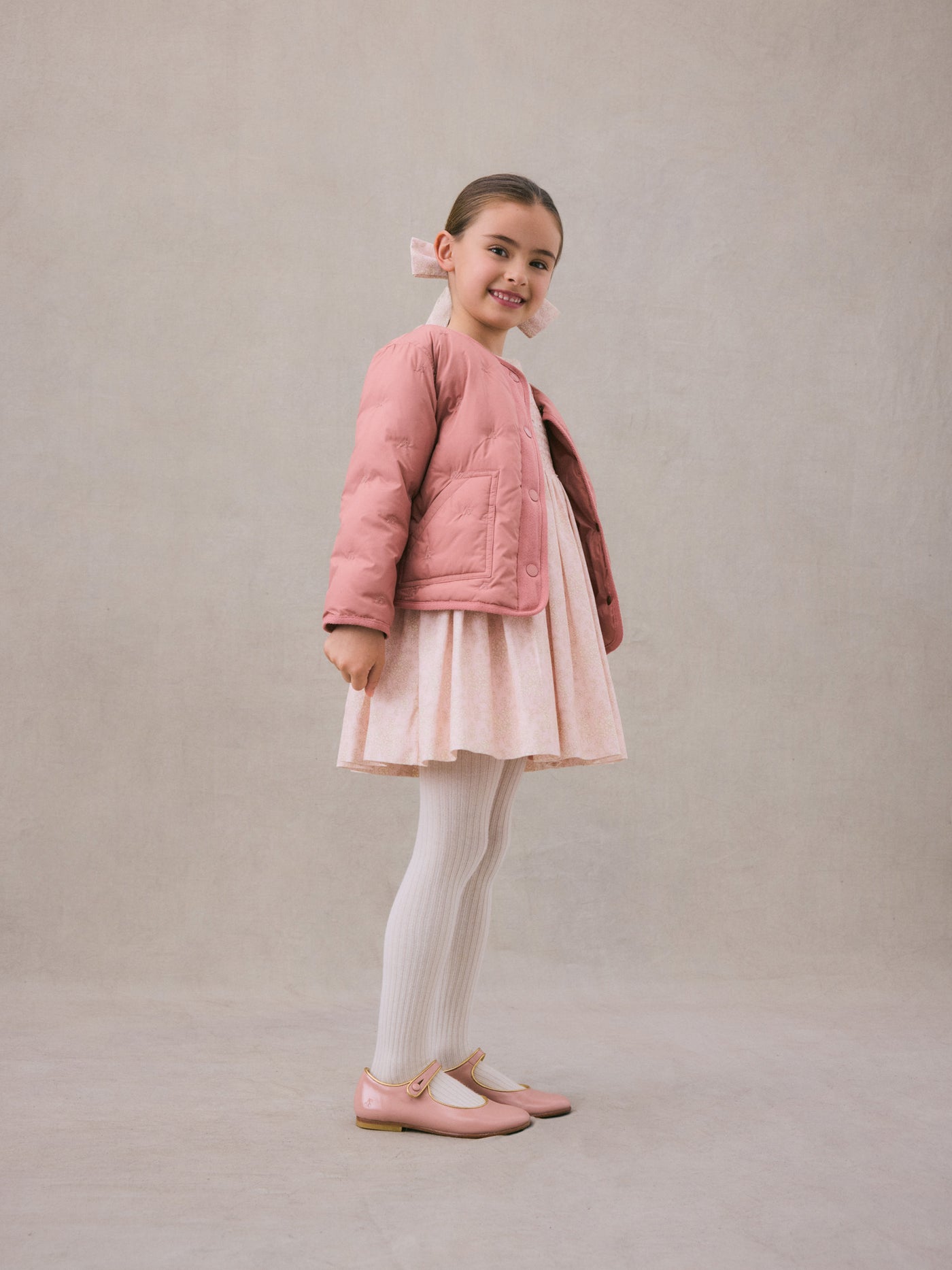Look de invierno con vestido de ceremonia rosa de niña