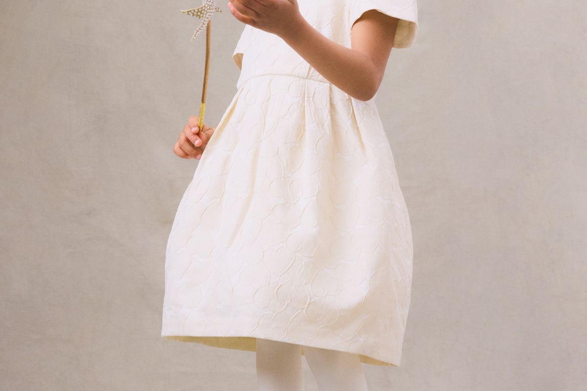 Invierno 2024 look con vestido bordado blanco de niña