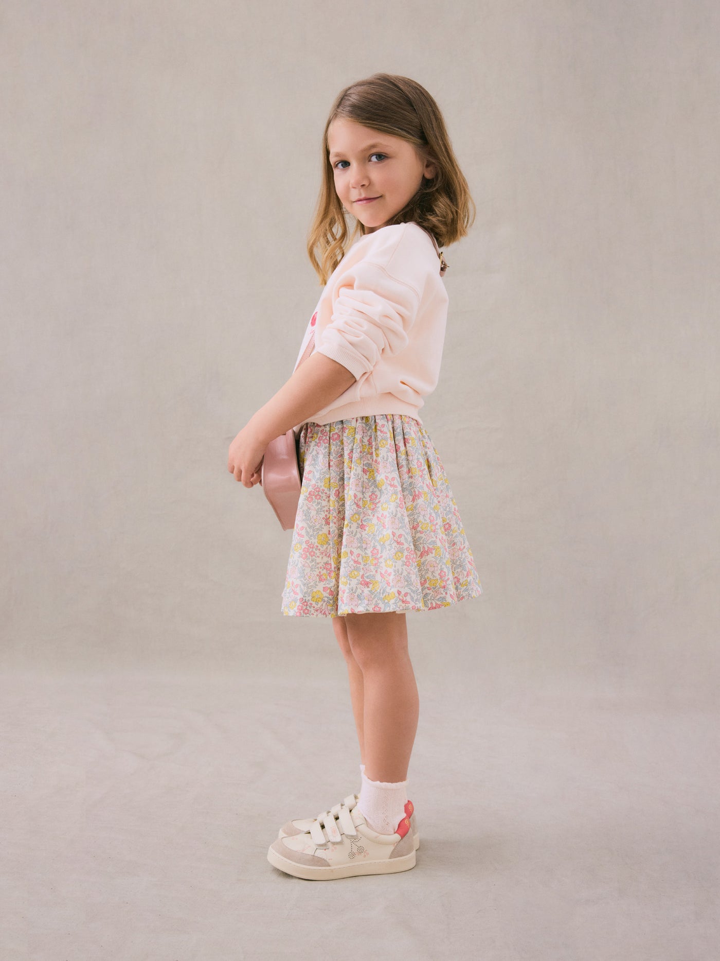 Invierno 2024 look con falda con estampado Liberty de niña