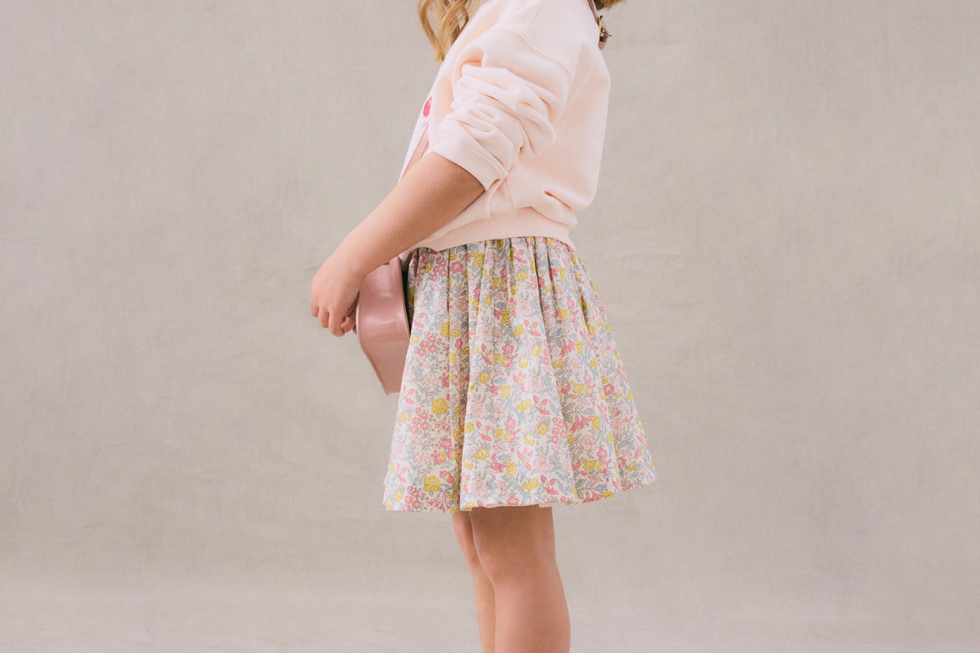 Invierno 2024 look con falda con estampado Liberty de niña
