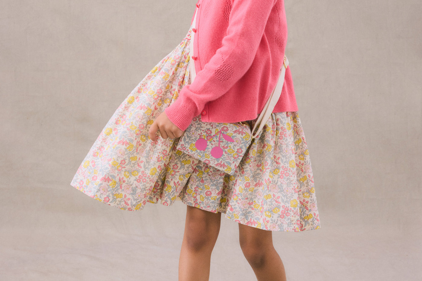 Invierno 2024 look con cárdigan de lana rosa de niña