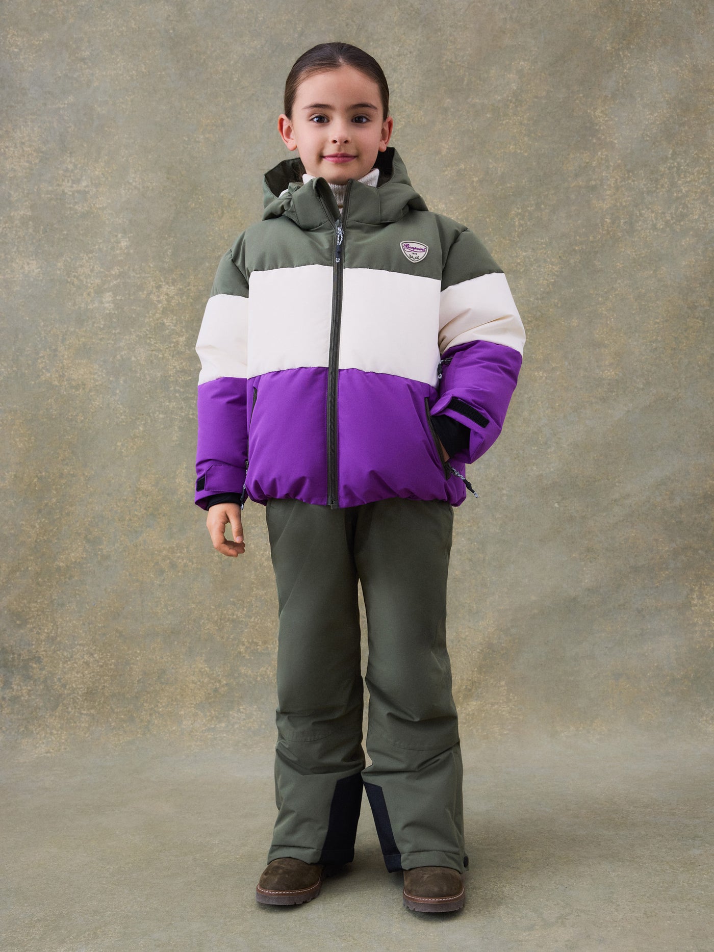 Invierno 2024 look con chaqueta de plumón de esquí de niña