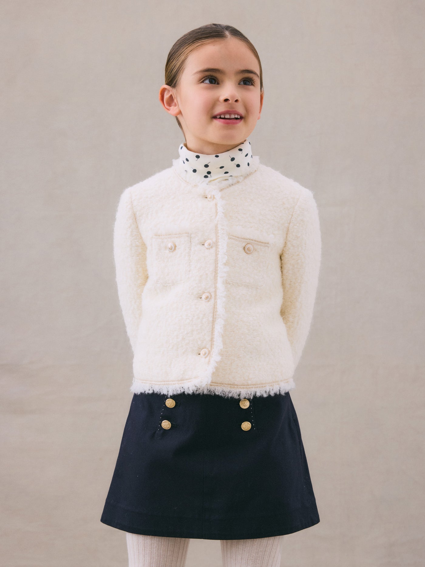 Invierno 2024 look con chaqueta de tweed de niña